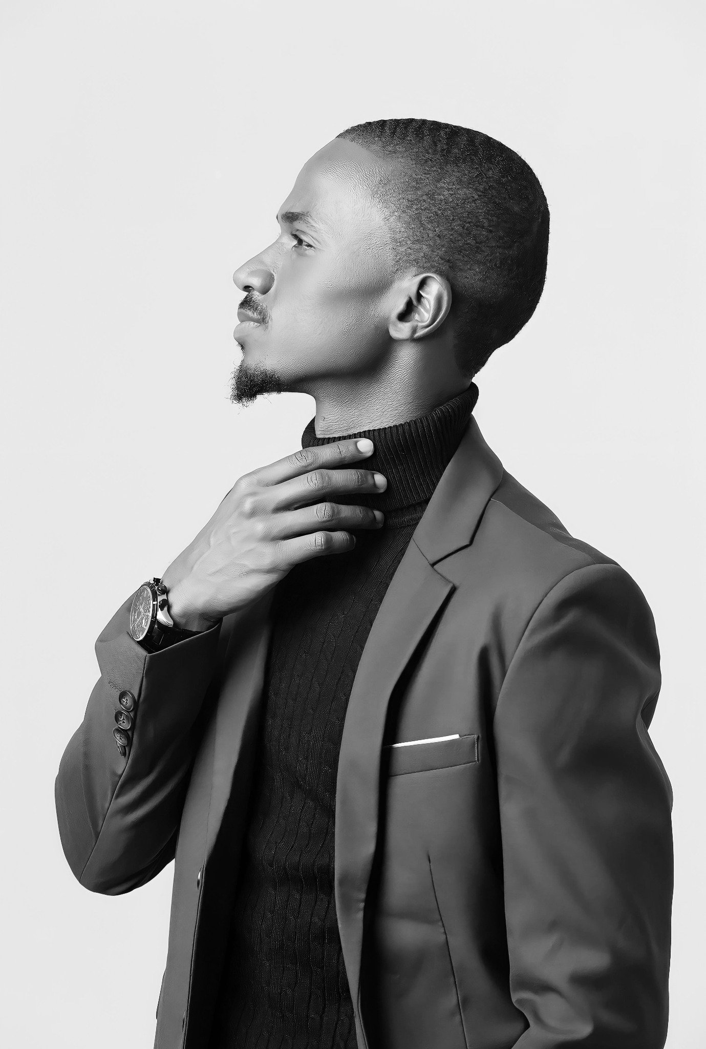 Retrato de perfil a preto e branco de Janilson Semedo.